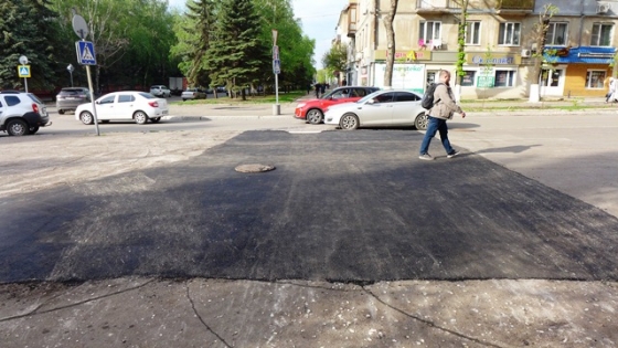 В Краматорске ремонтируют аварийные участки тротуара по ул. Академической (фото)