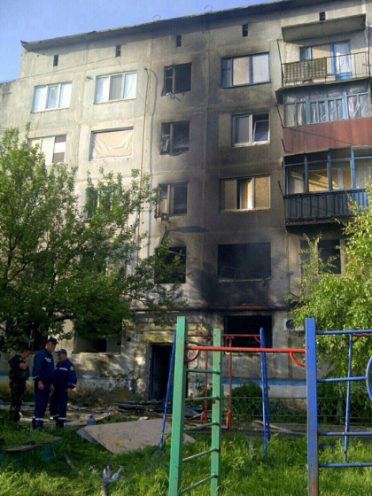 В Красногоровке во время обстрела повреждена многоэтажка, ранена женщина