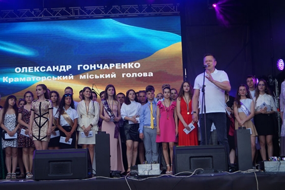 В Краматорске поздравили с окончанием школы более 1200 выпускников