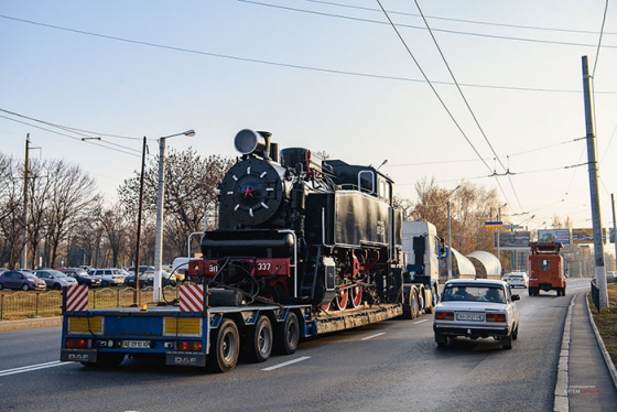 На привокзальной площади Краматорска установили памятник «Паровоз»