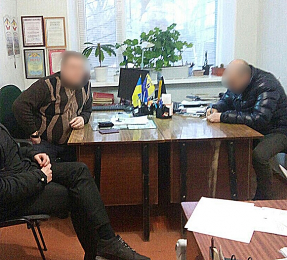 В Донецкой области должностные  лица поселкового совета требовали взятку 2,2 тысячи долларов США