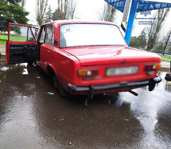 В Краматорську патрульні виявили чоловіка, який розкрадав покинуті автівки