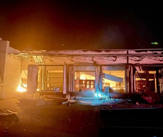 Рашисти вдарили дронами-камікадзе по Дніпру: 4 особи дістали поранення, виникла пожежа (фото)