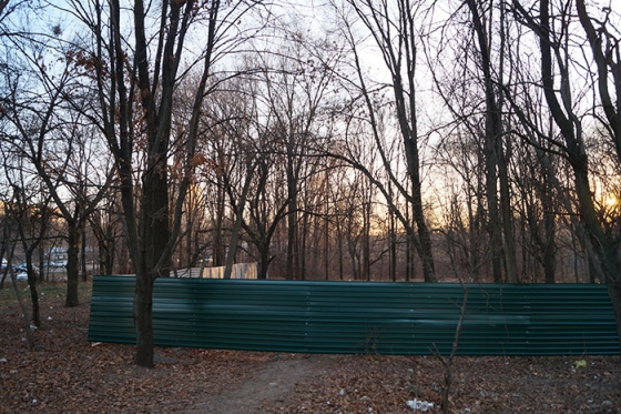 в Краматорске огородили площадку под строительство еще одного жилого дома (фото)