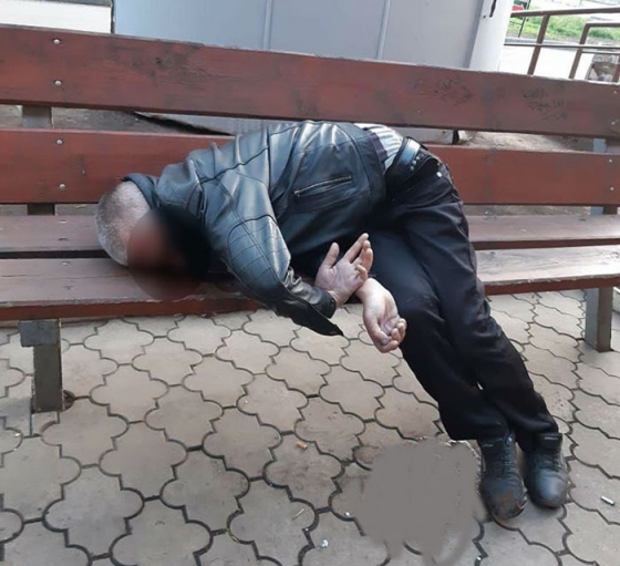 Полиция Краматорска просит помощи в установлении личности умершего на остановке гражданина (фото)