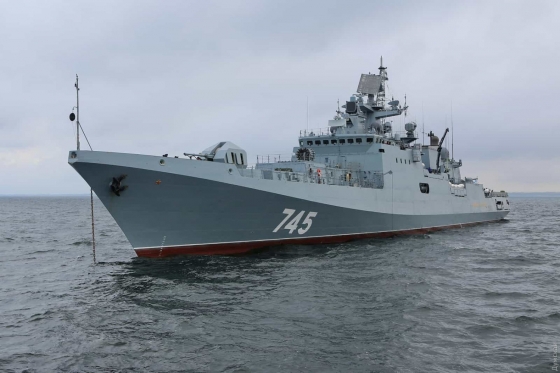 У Змеиного горит российский фрегат