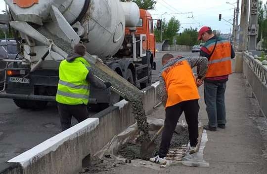 В Краматорске проводят текущий ремонт моста через реку Казенный Торец (фото)