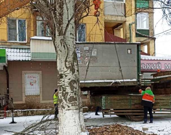 В Краматорске продолжается демонтаж незаконно установленных рекламных объектов и МАФов (фото)