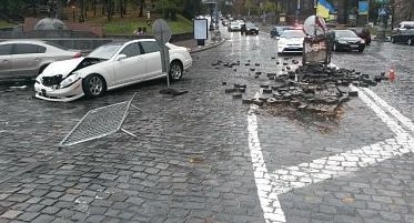 В центре Киева Merсedes cнес памятник герою Небесной сотни (видео)