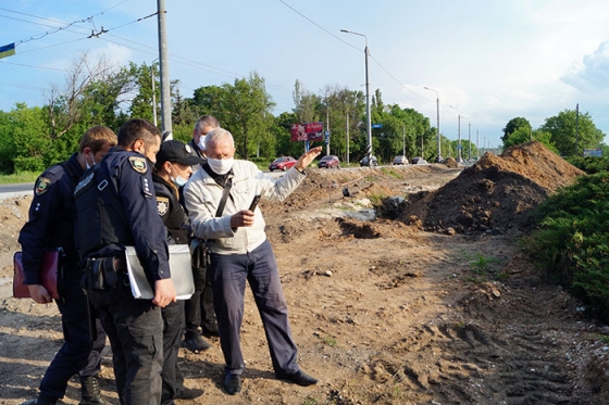 Владимир Коцаренко (в центре) знакомит полицейских с историей города