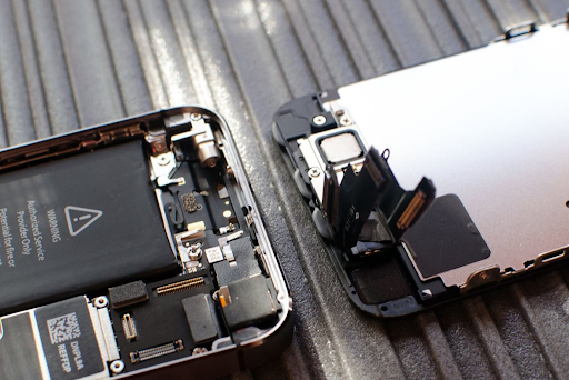Разбитое стекло на iPhone 5 и 6: стоит ли менять и когда это сделать