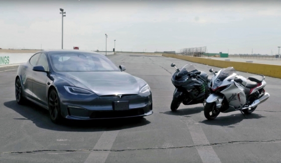 Двое на одного: 1000-сильная Tesla Model S сразилась с двумя самыми быстрыми супербайками мира 