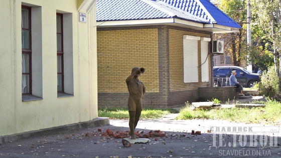 Славянск демонтаж статуи пионеров