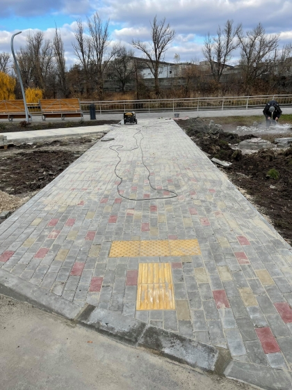 В Саду Бернацкого обустраивают тротуары к набережной (фото)