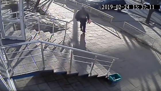В Краматорске пьяные юноши украли два скейта в магазине игрушек (видео)