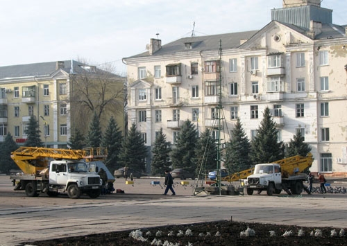 В Краматорске начался монтаж главной новогодней елки города
