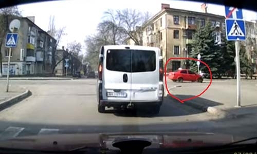 В Краматорске на пешеходном переходе сбили ребенка (видео 18+)