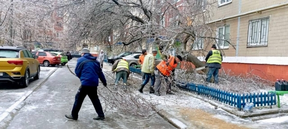 У Краматорську комунальники продовжують ліквідовувати наслідки негоди