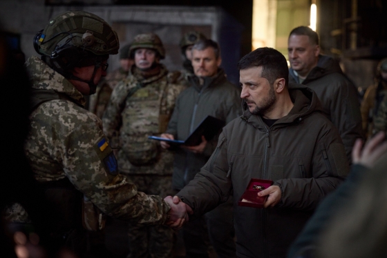 Візитом у Бахмут Зеленський підірвав спроби Кремля зобразити Путіна учасником війни