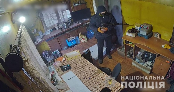 В Славянске мужчина со стрельбой из автомата ограбил металлоприемку: в Сети появилось видео