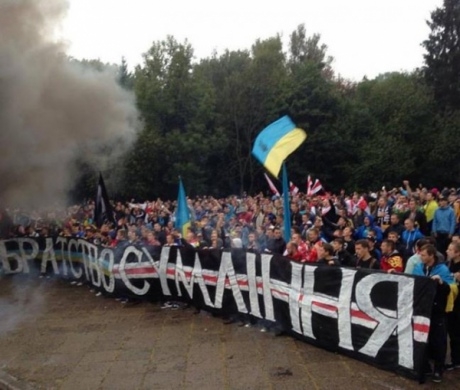 Во Львове беларусские фанаты спели песенку про Путина (видео)