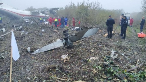 Ан-12 совершил аварийную посадку возле аэропорта 