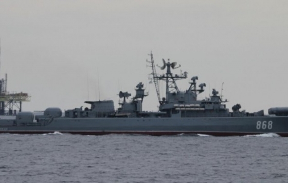 Военный корабль РФ блокирует подход к захваченным украинским буровым установкам в Черном море, - Госпогранслужба (фото, видео)