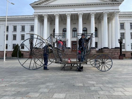 На центральной площади Краматорска начали устанавливать новогоднюю елку