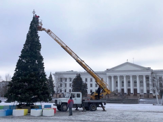 В Краматорске демонтируют новогодние украшения