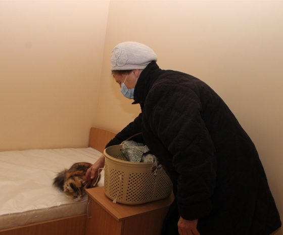 Тамара Прозукина с кошкой Русей в своей новой комнате