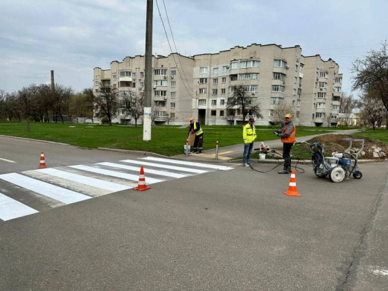 У Краматорську відновлюють розмітку пішохідних переходів