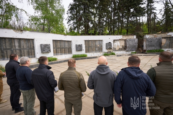 «Можем повторить»: на що російські окупанти перетворили обстрілами меморіал воїнів Другої світової на Святогір’ї
