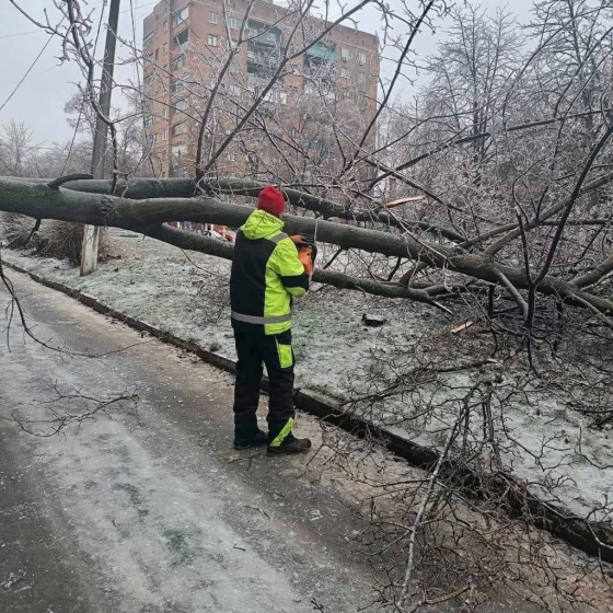 У Краматорську комунальники продовжують ліквідовувати наслідки негоди
