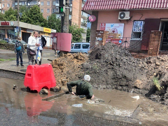В Краматорске мужчина провалился в яму недостроенной ливневой канализации