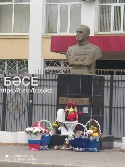 Біля пам’ятника Жукову в Казахстані 9 травня встановили унітаз (фото)