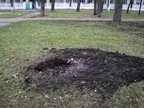 На Аллее памяти защитников Украины в Краматорске украли сосны (фото)