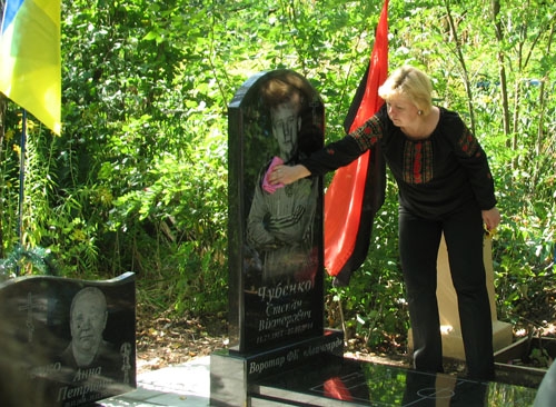 На могиле Степана Чубенко появился гранитный памятник