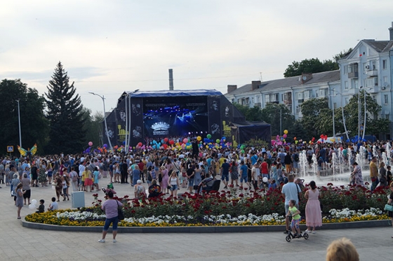 В Краматорске поздравили с окончанием школы более 1200 выпускников