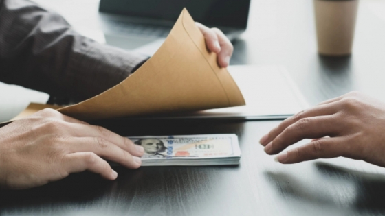 Майже 90% українців вважають корупцію однією з основних проблем країни, - опитування (інфографіка)