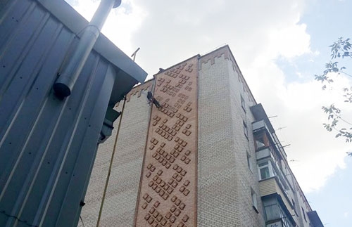 В Краматорске многоэтажку утеплили до безобразия (фото)