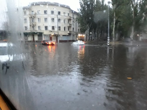 На привокзальной площади Краматорска снова произошел потоп (фото)