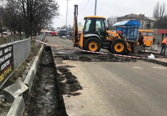 В Старом городе по ул. Коммерческой устанавливают ливневки (фото)