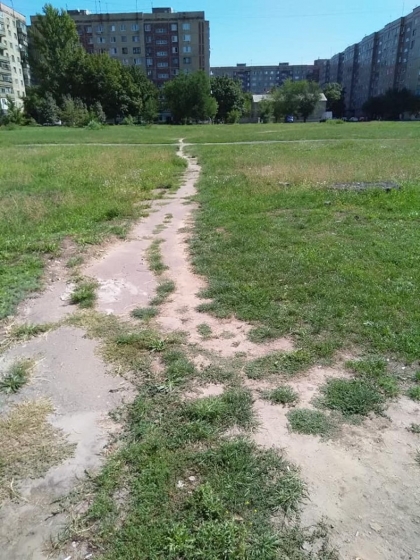 Тропинка к остановке. Во время дождей она превращается в грязь