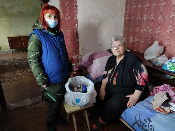 В Краматорске волонтеры помогают одиноким пожилым людям продуктами