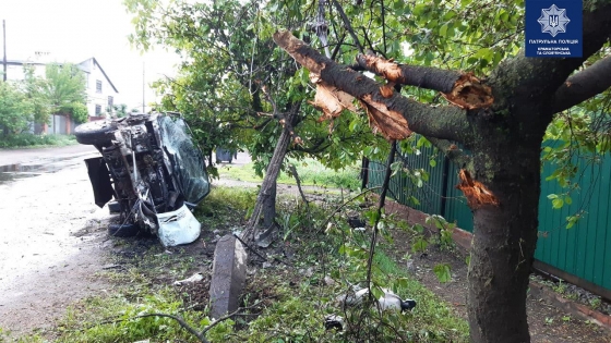 Автомобиль сильно &quot;смяло&quot;, а водитель от стресса выпил: подробности утреннего ДТП в Славянске