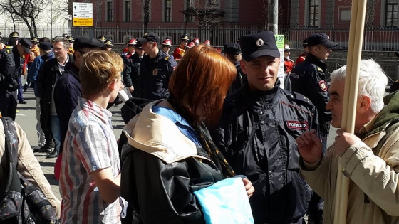 В Питере активисты с флагами Украины и желто - синими шарами провели шествие в сопровождении ОМОНа