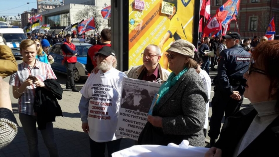 В Питере активисты с флагами Украины и желто - синими шарами провели шествие в сопровождении ОМОНа