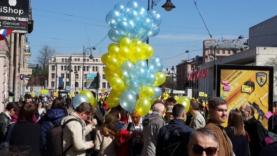 В Питере активисты с флагами Украины и желто - синими шарами провели шествие в сопровождении ОМОНа