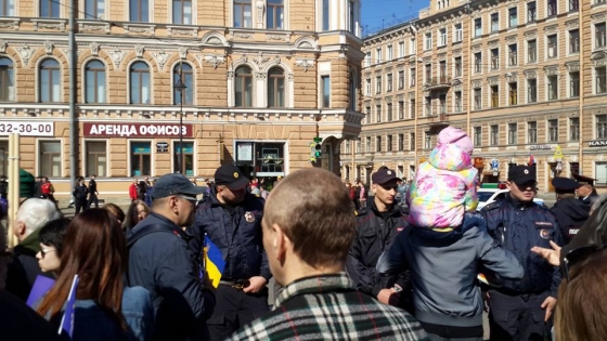В Питере активисты с флагами Украины и желто - синими шарами провели шествие в сопровождении ОМОНа