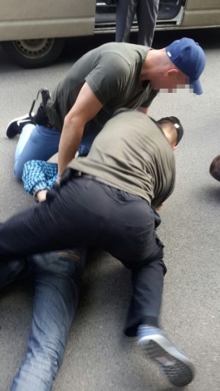 При обыске в доме заместителя губернатора Николаевской ОГА Романчука обнаружили чемодан с долларами, золото и фашистские кресты
